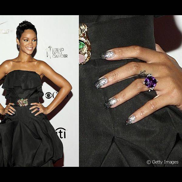 Rihanna criou um degrad? de glitter sobre esmaltes preto e prateado para decorar suas unhas para o evento Fashion Rocks